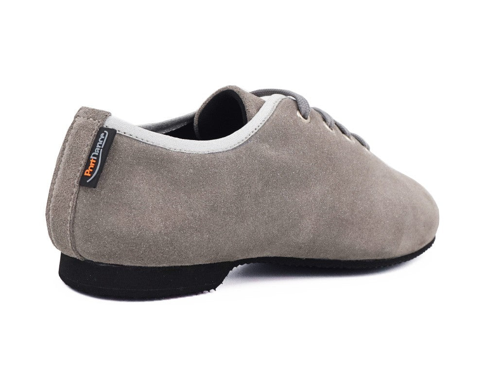 Graue PD J003 Tanzschuhe von Portdance, schwarze Sohle, Seitenansicht mit Schnürsenkeln und Logo-Tag an der Ferse.